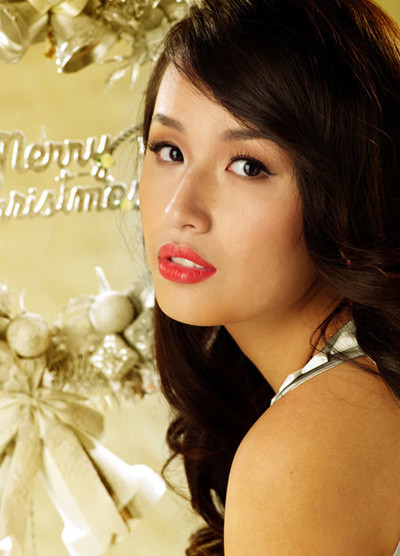 Mai Phương Thúy: Mai Phương Thúy sử dụng màu nâu không ánh nhũ, kẻ chì đen cho mi mắt trên. Bằng cách này, ánh mắt trông rất cuốn hút mà vẫn tự nhiên. Xem thêm: Váy liền công sở tôn dáng uyển chuyển