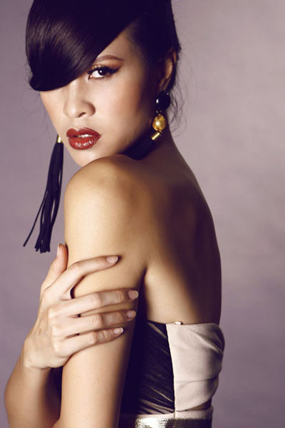 Màu son trầm ấm như nâu nhạt, tía... rất thích hợp với người có làn da sẫm. Nếu đôi môi đậm màu thì có thể thoa một chút kem nền và phấn phủ lên trên, trước khi tô son. Xem thêm: Váy liền công sở tôn dáng uyển chuyển