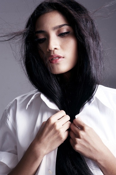 Trương Thị May: Trương Thị May sở hữu gương mặt có nhiều nét cá tính. Vì vậy, cô thường tạo điểm nhấn cho mắt bằng đường kẻ viền mí to, đậm, sắc nét. Xem thêm: Váy liền công sở tôn dáng uyển chuyển