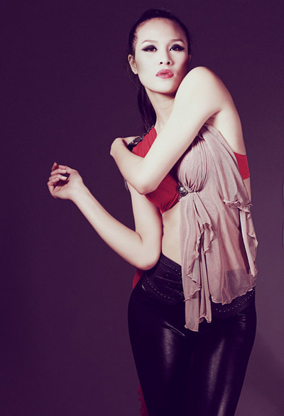 Phương Mai: Kiểu trang điểm mắt mèo cũng rất phù hợp với các cô gái da nâu như siêu mẫu Phương Mai. Xem thêm: Váy liền công sở tôn dáng uyển chuyển