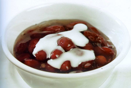 Món ăn nên dùng trong mùa hè: Canh củ sắn, đậu đỏ: Củ sắn (ngoài Bắc gọi là củ đậu) 1 củ, lột vỏ, cắt nhỏ thành những hạt lựu. Đậu đỏ 50g. Cho đậu đỏ vào nồi nước xương, hầm mềm. Tiếp theo cho củ sắn. Nấu thêm 5 phút. Cho thêm bột nêm, hành ngò. Xem thêm: Cảnh báo chị,em nội trợ: độc tố nguy hiểm "ẩn mình" trong thực phẩm / Hoa Ngọc Lan - "Thầy thuốc" chữa bệnh hiệu quả, bạn đã biết? Món ăn nên dùng trong mùa hè: Canh củ sắn, đậu đỏ: Củ sắn (ngoài Bắc gọi là củ đậu) 1 củ, lột vỏ, cắt nhỏ thành những hạt lựu. Đậu đỏ 50g. Cho đậu đỏ vào nồi nước xương, hầm mềm. Tiếp theo cho củ sắn. Nấu thêm 5 phút. Cho thêm bột nêm, hành ngò. Xem thêm: Cảnh báo chị,em nội trợ: độc tố nguy hiểm "ẩn mình" trong thực phẩm / Hoa Ngọc Lan - "Thầy thuốc" chữa bệnh hiệu quả, bạn đã biết?