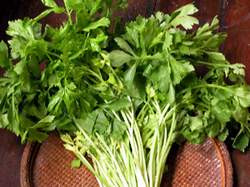 Rau cần 250g. Giã và vắt lấy nước uống. Tác dụng an thần, trị chảy máu cam do nhiệt, cao huyết áp, chứng ho do phong nhiệt gây nên. Xem thêm: Cảnh báo chị,em nội trợ: độc tố nguy hiểm "ẩn mình" trong thực phẩm / Hoa Ngọc Lan - "Thầy thuốc" chữa bệnh hiệu quả, bạn đã biết? Rau cần 250g. Giã và vắt lấy nước uống. Tác dụng an thần, trị chảy máu cam do nhiệt, cao huyết áp, chứng ho do phong nhiệt gây nên. Xem thêm: Cảnh báo chị,em nội trợ: độc tố nguy hiểm "ẩn mình" trong thực phẩm / Hoa Ngọc Lan - "Thầy thuốc" chữa bệnh hiệu quả, bạn đã biết?