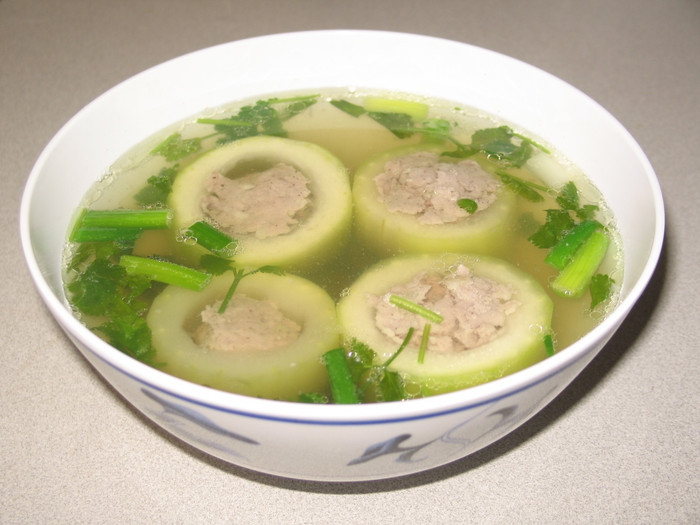 Canh bí đao: Bí đao 200g. Gọt bỏ vỏ, cắt thành miếng dày khoảng 2cm. Cho nước hầm xương vào nồi và đun sôi. Cho bí đao vào, thêm bột nêm, hành ngò. Nấu thêm khoảng 5 phút. Xem thêm: Cảnh báo chị,em nội trợ: độc tố nguy hiểm "ẩn mình" trong thực phẩm / Hoa Ngọc Lan - "Thầy thuốc" chữa bệnh hiệu quả, bạn đã biết? Canh bí đao: Bí đao 200g. Gọt bỏ vỏ, cắt thành miếng dày khoảng 2cm. Cho nước hầm xương vào nồi và đun sôi. Cho bí đao vào, thêm bột nêm, hành ngò. Nấu thêm khoảng 5 phút. Xem thêm: Cảnh báo chị,em nội trợ: độc tố nguy hiểm "ẩn mình" trong thực phẩm / Hoa Ngọc Lan - "Thầy thuốc" chữa bệnh hiệu quả, bạn đã biết?