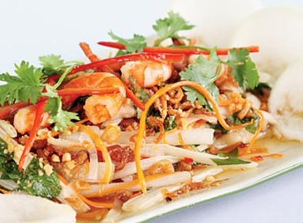 Gỏi ngó sen: Gỏi sen 150g, cắt thành khúc dài 5cm, ngâm vào chậu nước có vắt một ít nước cốt chanh trong vòng 20 phút rời vớt lên. Luộc chín thịt ba chỉ và tôm. Bóc vỏ tôm và chẻ đôi, cắt mỏng thịt. Làm sẵn nước mắm tỏi chua ngọt. Trộn chung các loại rau thơm với tôm, thịt, ngó sen cùng với nước mắm vừa đủ. Cuối cùng rắc đậu phộng được giã dập sau khi rang vàng vào. Xem thêm: Cảnh báo chị,em nội trợ: độc tố nguy hiểm "ẩn mình" trong thực phẩm / Hoa Ngọc Lan - "Thầy thuốc" chữa bệnh hiệu quả, bạn đã biết? Gỏi ngó sen: Gỏi sen 150g, cắt thành khúc dài 5cm, ngâm vào chậu nước có vắt một ít nước cốt chanh trong vòng 20 phút rời vớt lên. Luộc chín thịt ba chỉ và tôm. Bóc vỏ tôm và chẻ đôi, cắt mỏng thịt. Làm sẵn nước mắm tỏi chua ngọt. Trộn chung các loại rau thơm với tôm, thịt, ngó sen cùng với nước mắm vừa đủ. Cuối cùng rắc đậu phộng được giã dập sau khi rang vàng vào. Xem thêm: Cảnh báo chị,em nội trợ: độc tố nguy hiểm "ẩn mình" trong thực phẩm / Hoa Ngọc Lan - "Thầy thuốc" chữa bệnh hiệu quả, bạn đã biết?