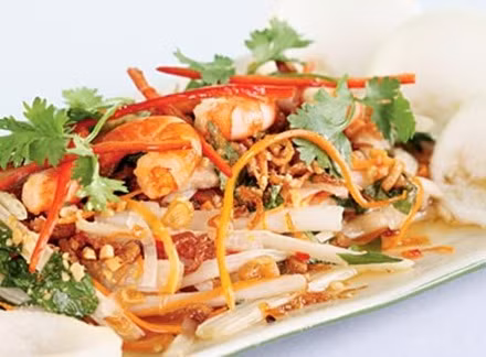 Gỏi ngó sen: Gỏi sen 150g, cắt thành khúc dài 5cm, ngâm vào chậu nước có vắt một ít nước cốt chanh trong vòng 20 phút rời vớt lên. Luộc chín thịt ba chỉ và tôm. Bóc vỏ tôm và chẻ đôi, cắt mỏng thịt. Làm sẵn nước mắm tỏi chua ngọt. Trộn chung các loại rau thơm với tôm, thịt, ngó sen cùng với nước mắm vừa đủ. Cuối cùng rắc đậu phộng được giã dập sau khi rang vàng vào. Xem thêm: Cảnh báo chị,em nội trợ: độc tố nguy hiểm "ẩn mình" trong thực phẩm / Hoa Ngọc Lan - "Thầy thuốc" chữa bệnh hiệu quả, bạn đã biết?