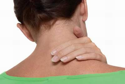 Vẹo cổ gây đau nhức khó chịu vùng cổ và bả vai. Vẹo cổ gây đau nhức khó chịu vùng cổ và bả vai.