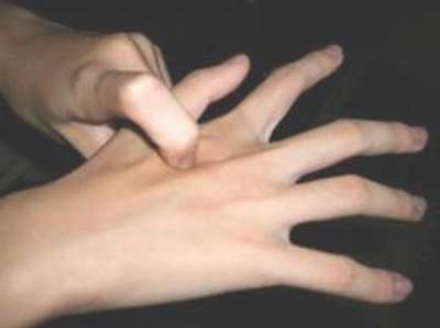 Vị trí huyệt lạc chẩm trên bàn tay. Ảnh: Hồng Thái Vị trí huyệt lạc chẩm trên bàn tay. Ảnh: Hồng Thái