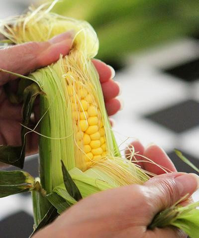 Uống nước râu ngô có tác dụng làm tăng bài tiết mật, giảm độ nhớt của mật, tạo điều kiện dẫn mật vào ruột được dễ dàng.Nuớc râu ngô còn làm hạ đường huyết , tăng bài tiết nước tiểu và làm máu chóng đông. Xem thêm: Mướp đắng và những bài thuốc quý chữa bệnh