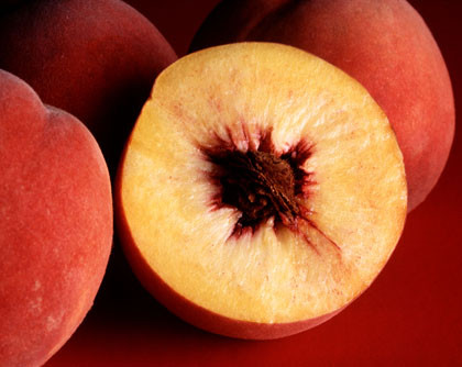 Hạn chế ăn thực phẩm có tính nóng: Quả đào: Quả đào được cho là loại quả có hàm lượng sắt rất phong phú, ngoài ra còn có protein, đường, kẽm, pectin… rất thích hợp với người bị bệnh thiếu máu. (Ảnh: TCLĐ) Xem thêm: "Thần dược" quanh ta: Ngô bắp ngon, rẻ và chống ung thư hiệu quả Hạn chế ăn thực phẩm có tính nóng: Quả đào: Quả đào được cho là loại quả có hàm lượng sắt rất phong phú, ngoài ra còn có protein, đường, kẽm, pectin… rất thích hợp với người bị bệnh thiếu máu. (Ảnh: TCLĐ) Xem thêm: "Thần dược" quanh ta: Ngô bắp ngon, rẻ và chống ung thư hiệu quả