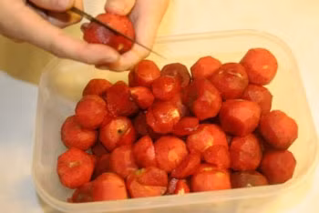 Thêm vào đó, trong hạt mận cũng chứa nhiều chất dinh dưỡng cần thiết cho cơ thể như protein, chất béo, phốt pho, sắt, kali... có tác dụng thanh nhiệt giải độc. (Ảnh: VNE) Xem thêm: "Thần dược" quanh ta: Ngô bắp ngon, rẻ và chống ung thư hiệu quả Thêm vào đó, trong hạt mận cũng chứa nhiều chất dinh dưỡng cần thiết cho cơ thể như protein, chất béo, phốt pho, sắt, kali... có tác dụng thanh nhiệt giải độc. (Ảnh: VNE) Xem thêm: "Thần dược" quanh ta: Ngô bắp ngon, rẻ và chống ung thư hiệu quả