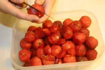 Thêm vào đó, trong hạt mận cũng chứa nhiều chất dinh dưỡng cần thiết cho cơ thể như protein, chất béo, phốt pho, sắt, kali... có tác dụng thanh nhiệt giải độc. (Ảnh: VNE) Xem thêm: "Thần dược" quanh ta: Ngô bắp ngon, rẻ và chống ung thư hiệu quả Thêm vào đó, trong hạt mận cũng chứa nhiều chất dinh dưỡng cần thiết cho cơ thể như protein, chất béo, phốt pho, sắt, kali... có tác dụng thanh nhiệt giải độc. (Ảnh: VNE) Xem thêm: "Thần dược" quanh ta: Ngô bắp ngon, rẻ và chống ung thư hiệu quả