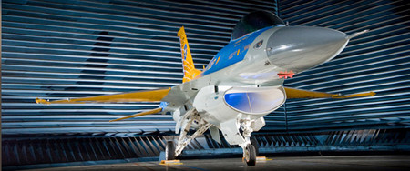 Mẫu thử nghiệm QF-16 đầu tiên của công ty Boeing.