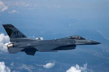 Chuyến bay thử nghiệm đầu tiên của QF-16 có sự điều khiển của cả phi công và trung tâm dưới đất.