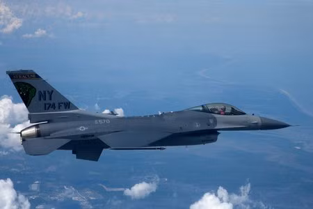 Chuyến bay thử nghiệm đầu tiên của QF-16 có sự điều khiển của cả phi công và trung tâm dưới đất.