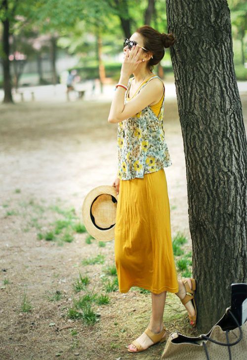 Nếu bạn muốn thêm chút nữ tính và điệu đà thì hãy mặc một chiếc váy tông màu sắc sặc sỡ như hoa văn, hoạt tiết nổi bật, màu mè như vàng, hồng...tuỳ theo ý muốn. Nên chọn váy chất liệu mát thấm mồ hôi. Thêm một chiếc mũ, kính mắt cũng khiến bạn trở nên dịu dàng hơn. Xem thêm: Cơn sốt "thiên sứ" 9X: Vẻ đẹp hiện đại hớp hồn phái mạnh