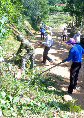 Đoàn viên, thanh niên giúp dân tổng vệ sinh môi trường phòng chống dịch bệnh. Xem thêm: Những “cặp đôi không hoàn hảo" dễ khiến người ăn... nhập viện