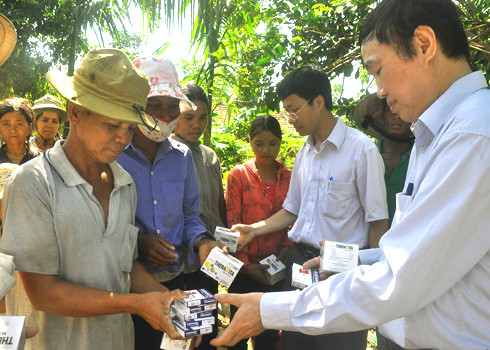 PGS-TS Nguyễn Trần Hiển, Viện trưởng Vệ sinh dịch tễ Trung ương cùng PGS-TS Phan Trọng Lân, Phó Cục trưởng Y tế Dự phòng cấp phát thuốc vitamin tổng hợp cho người dân xã Ba Điền. Xem thêm: Những “cặp đôi không hoàn hảo" dễ khiến người ăn... nhập viện PGS-TS Nguyễn Trần Hiển, Viện trưởng Vệ sinh dịch tễ Trung ương cùng PGS-TS Phan Trọng Lân, Phó Cục trưởng Y tế Dự phòng cấp phát thuốc vitamin tổng hợp cho người dân xã Ba Điền. Xem thêm: Những “cặp đôi không hoàn hảo" dễ khiến người ăn... nhập viện