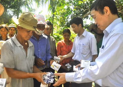 PGS-TS Nguyễn Trần Hiển, Viện trưởng Vệ sinh dịch tễ Trung ương cùng PGS-TS Phan Trọng Lân, Phó Cục trưởng Y tế Dự phòng cấp phát thuốc vitamin tổng hợp cho người dân xã Ba Điền. Xem thêm: Những “cặp đôi không hoàn hảo" dễ khiến người ăn... nhập viện