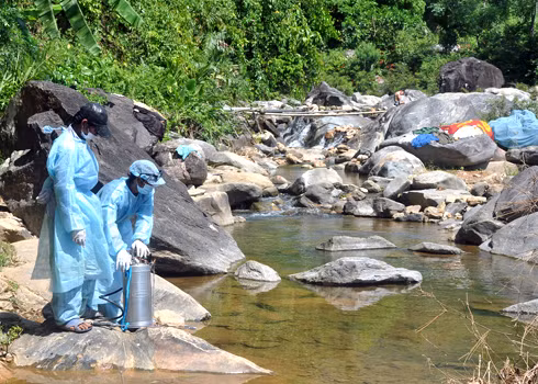 Nguồn nước suối người dân làng Rêu dùng để uống, tắm giặt hàng ngày cũng được kiểm tra. Người dân xã Ba Điền hoang mang, lo lắng vì số người chết bệnh viêm da lạ tăng lên đến 21 người, số ca mắc lên đến hơn 230 trường hợp. Họ mong các đoàn công tác Bộ y tế sớm tìm ra nguy nhân gây bệnh và có giải pháp chữa bệnh dứt điểm căn bệnh nguy hiểm này. Xem thêm: Những “cặp đôi không hoàn hảo" dễ khiến người ăn... nhập viện