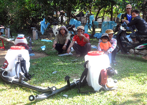 Người dân xã Ba Điền hoang mang, lo lắng vì số người chết do bệnh viêm da lạ tăng lên đến 21 người, số ca mắc lên đến hơn 230 trường hợp. Họ mong các chuyên gia y tế sớm tìm ra nguy nhân gây bệnh và có giải pháp chữa bệnh dứt điểm. Xem thêm: Những “cặp đôi không hoàn hảo" dễ khiến người ăn... nhập viện Người dân xã Ba Điền hoang mang, lo lắng vì số người chết do bệnh viêm da lạ tăng lên đến 21 người, số ca mắc lên đến hơn 230 trường hợp. Họ mong các chuyên gia y tế sớm tìm ra nguy nhân gây bệnh và có giải pháp chữa bệnh dứt điểm. Xem thêm: Những “cặp đôi không hoàn hảo" dễ khiến người ăn... nhập viện