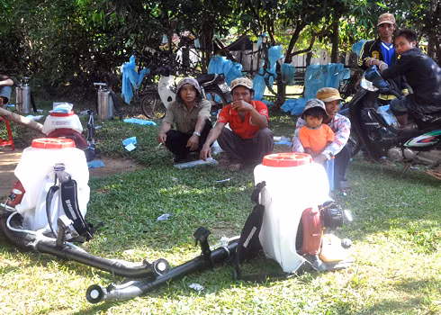 Người dân xã Ba Điền hoang mang, lo lắng vì số người chết do bệnh viêm da lạ tăng lên đến 21 người, số ca mắc lên đến hơn 230 trường hợp. Họ mong các chuyên gia y tế sớm tìm ra nguy nhân gây bệnh và có giải pháp chữa bệnh dứt điểm. Xem thêm: Những “cặp đôi không hoàn hảo" dễ khiến người ăn... nhập viện