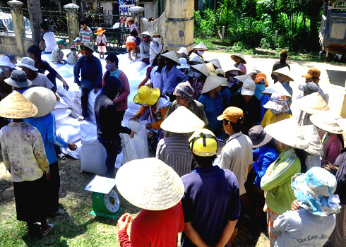 Cấp gạo cho người dân xã mắc bệnh viêm da lạ sáng 13/5. Xem thêm: Những “cặp đôi không hoàn hảo" dễ khiến người ăn... nhập viện Cấp gạo cho người dân xã mắc bệnh viêm da lạ sáng 13/5. Xem thêm: Những “cặp đôi không hoàn hảo" dễ khiến người ăn... nhập viện