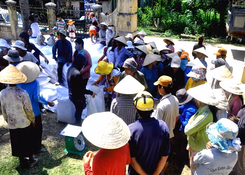 Cấp gạo cho người dân xã mắc bệnh viêm da lạ sáng 13/5. Xem thêm: Những “cặp đôi không hoàn hảo" dễ khiến người ăn... nhập viện