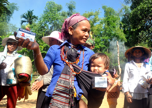 Người dân còn được cấp thuốc tẩy giun phòng bệnh. Xem thêm: Những “cặp đôi không hoàn hảo" dễ khiến người ăn... nhập viện Người dân còn được cấp thuốc tẩy giun phòng bệnh. Xem thêm: Những “cặp đôi không hoàn hảo" dễ khiến người ăn... nhập viện