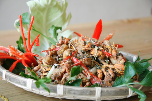 Theo khuyến cáo của cơ quan y tế California (Hoa Kỳ), ăn cua đồng sống hay nấu chưa chín có thể bị bệnh sán lá phổi do ký sinh trùng Paragonimus. Ký sinh trùng này sống bám trên cua đồng, khi vào tới ruột người, gây ra các triệu chứng đau bụng, tiêu chảy... sau đó chúng sang phổi gây ho, đau tức ngực, khó thở, nóng sốt, nổi mề đay... (Ảnh: In) Xem thêm: Cảm kích: Cùng ăn, cùng ở với dân vùng có bệnh viêm da lạ Theo khuyến cáo của cơ quan y tế California (Hoa Kỳ), ăn cua đồng sống hay nấu chưa chín có thể bị bệnh sán lá phổi do ký sinh trùng Paragonimus. Ký sinh trùng này sống bám trên cua đồng, khi vào tới ruột người, gây ra các triệu chứng đau bụng, tiêu chảy... sau đó chúng sang phổi gây ho, đau tức ngực, khó thở, nóng sốt, nổi mề đay... (Ảnh: In) Xem thêm: Cảm kích: Cùng ăn, cùng ở với dân vùng có bệnh viêm da lạ