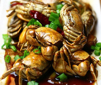 Nếu bị tiêu chảy, không ăn cua đồng. Gạch cua có nhiều cholesterol, nên người huyết áp cao, bệnh tim mạch cần hạn chế dùng. Khi ăn cua, nên ăn cùng lá tía tô, gừng để làm giảm bớt tính hàn. Cua đồng cũng chứa nhiều sodium và purines nên không thích hợp cho người bị bệnh gút. (Ảnh: In) Xem thêm: Cảm kích: Cùng ăn, cùng ở với dân vùng có bệnh viêm da lạ Nếu bị tiêu chảy, không ăn cua đồng. Gạch cua có nhiều cholesterol, nên người huyết áp cao, bệnh tim mạch cần hạn chế dùng. Khi ăn cua, nên ăn cùng lá tía tô, gừng để làm giảm bớt tính hàn. Cua đồng cũng chứa nhiều sodium và purines nên không thích hợp cho người bị bệnh gút. (Ảnh: In) Xem thêm: Cảm kích: Cùng ăn, cùng ở với dân vùng có bệnh viêm da lạ