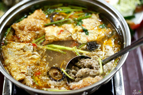 Chữa tâm trạng bồn chồn, kém ăn, ít ngủ: Rau nhút 1 - 2 nắm bỏ rễ, cạo bỏ phần bấc, ngắt đoạn, rửa sạch; khoai sọ 300 g - 400 g cạo vỏ, xắt nhỏ; cua đồng 200 g bỏ yếm, mai, rửa sạch, giã nát, gạn lấy nước. Cho khoai sọ vào nước cua nấu chín, khi gần chín, cho rau nhút vào, đun sôi tiếp 5 - 10 phút. Ăn trong ngày, dùng 2 - 3 ngày. (Ảnh: In) Xem thêm: Cảm kích: Cùng ăn, cùng ở với dân vùng có bệnh viêm da lạ Chữa tâm trạng bồn chồn, kém ăn, ít ngủ: Rau nhút 1 - 2 nắm bỏ rễ, cạo bỏ phần bấc, ngắt đoạn, rửa sạch; khoai sọ 300 g - 400 g cạo vỏ, xắt nhỏ; cua đồng 200 g bỏ yếm, mai, rửa sạch, giã nát, gạn lấy nước. Cho khoai sọ vào nước cua nấu chín, khi gần chín, cho rau nhút vào, đun sôi tiếp 5 - 10 phút. Ăn trong ngày, dùng 2 - 3 ngày. (Ảnh: In) Xem thêm: Cảm kích: Cùng ăn, cùng ở với dân vùng có bệnh viêm da lạ