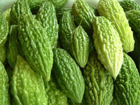 Điều trị cao mỡ máu: khổ qua 1 quả, mật ong 20ml, sữa bò 200ml. Khổ qua bỏ hột, rửa sạch, thái lát hoặc thái nhuyễn, cùng sữa bò xay lấy nước, đổ vào ly, thêm mật ong trộn đều. Mỗi sáng và chiều chia uống 2 lần. Xem thêm: Dứa: ngon, rẻ, giàu vitamin C, chất xơ...tốt cho bé và cả ông bà Điều trị cao mỡ máu: khổ qua 1 quả, mật ong 20ml, sữa bò 200ml. Khổ qua bỏ hột, rửa sạch, thái lát hoặc thái nhuyễn, cùng sữa bò xay lấy nước, đổ vào ly, thêm mật ong trộn đều. Mỗi sáng và chiều chia uống 2 lần. Xem thêm: Dứa: ngon, rẻ, giàu vitamin C, chất xơ...tốt cho bé và cả ông bà