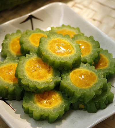 Điều trị sưng tuyến mang tai: khổ qua 1 quả, rong biển, muối, bột nêm, dầu mè với mỗi thứ vừa đủ. Khổ qua móc bỏ ruột, rửa sạch, thái lát, cho vào nồi có nước dùng, đun sôi, vớt váng, sau khi khổ qua nhừ, thêm rong biển, muối, bột nêm, dầu mè thì dùng. Xem thêm: Dứa: ngon, rẻ, giàu vitamin C, chất xơ...tốt cho bé và cả ông bà Điều trị sưng tuyến mang tai: khổ qua 1 quả, rong biển, muối, bột nêm, dầu mè với mỗi thứ vừa đủ. Khổ qua móc bỏ ruột, rửa sạch, thái lát, cho vào nồi có nước dùng, đun sôi, vớt váng, sau khi khổ qua nhừ, thêm rong biển, muối, bột nêm, dầu mè thì dùng. Xem thêm: Dứa: ngon, rẻ, giàu vitamin C, chất xơ...tốt cho bé và cả ông bà