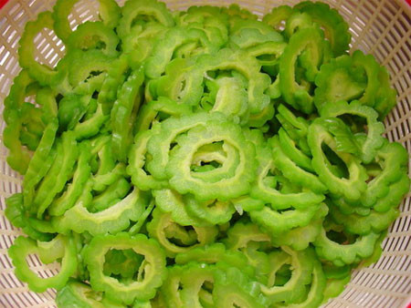 Điều trị thấp chẩn (chàm): lá khổ qua vừa đủ rửa sạch, giã nhuyễn, đắp tại chỗ. Xem thêm: Dứa: ngon, rẻ, giàu vitamin C, chất xơ...tốt cho bé và cả ông bà Điều trị thấp chẩn (chàm): lá khổ qua vừa đủ rửa sạch, giã nhuyễn, đắp tại chỗ. Xem thêm: Dứa: ngon, rẻ, giàu vitamin C, chất xơ...tốt cho bé và cả ông bà