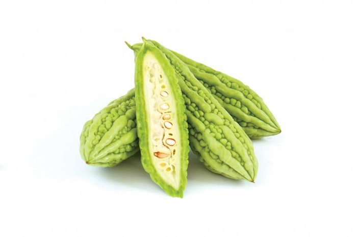 Điều trị phiền nhiệt miệng khát: người mất sức, vã mồ hôi, khí âm lưỡng hư: khổ qua 200g, thịt gà 100g, đầu hành, muối, bột nêm, giấm, dầu mè với mỗi thứ vừa đủ. Khổ qua, thịt gà lần lượt rửa sạch, khổ qua bỏ ruột, thái cọng dài, thịt gà thái sợi. Khổ qua trụng trong nước sôi, vớt ra, để ráo, đặt trong thau; gà sợi cho vào chảo xào sơ, cũng chứa trong thau, thêm vừa đủ đầu hành, muối, bột nêm, giấm, dầu mè trộn đều thì dùng. Xem thêm: Dứa: ngon, rẻ, giàu vitamin C, chất xơ...tốt cho bé và cả ông bà Điều trị phiền nhiệt miệng khát: người mất sức, vã mồ hôi, khí âm lưỡng hư: khổ qua 200g, thịt gà 100g, đầu hành, muối, bột nêm, giấm, dầu mè với mỗi thứ vừa đủ. Khổ qua, thịt gà lần lượt rửa sạch, khổ qua bỏ ruột, thái cọng dài, thịt gà thái sợi. Khổ qua trụng trong nước sôi, vớt ra, để ráo, đặt trong thau; gà sợi cho vào chảo xào sơ, cũng chứa trong thau, thêm vừa đủ đầu hành, muối, bột nêm, giấm, dầu mè trộn đều thì dùng. Xem thêm: Dứa: ngon, rẻ, giàu vitamin C, chất xơ...tốt cho bé và cả ông bà