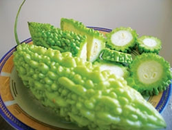 Điều trị tiêu khát (bệnh đái tháo đường): khổ qua 250g rửa sạch, cho vào nồi, đổ nước vừa đủ, bắc lên bếp, đun sôi bằng lửa mạnh, chuyển lửa nhỏ ninh lấy nước cốt, bỏ bã lấy nước thì dùng. Ngày vài lần, mỗi lần 1 chén. Xem thêm: Dứa: ngon, rẻ, giàu vitamin C, chất xơ...tốt cho bé và cả ông bà Điều trị tiêu khát (bệnh đái tháo đường): khổ qua 250g rửa sạch, cho vào nồi, đổ nước vừa đủ, bắc lên bếp, đun sôi bằng lửa mạnh, chuyển lửa nhỏ ninh lấy nước cốt, bỏ bã lấy nước thì dùng. Ngày vài lần, mỗi lần 1 chén. Xem thêm: Dứa: ngon, rẻ, giàu vitamin C, chất xơ...tốt cho bé và cả ông bà