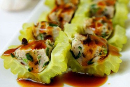 Điều trị loãng xương: khổ qua tươi 200g, đậu phụ non 2 lát, hành hoa, gừng băm, muối, bột nêm với mỗi thứ vừa đủ. Khổ qua bỏ hột, rửa sạch, thái lát mỏng, trụng qua nước sôi, vớt ra, đậu phụ cho vào nồi nóng có dầu mè chiên sơ, thêm nước dùng, khổ qua lát, hành hoa, gừng băm, hầm với lửa vừa 10 phút, nêm muối, bột nêm thì dùng. Xem thêm: Dứa: ngon, rẻ, giàu vitamin C, chất xơ...tốt cho bé và cả ông bà Điều trị loãng xương: khổ qua tươi 200g, đậu phụ non 2 lát, hành hoa, gừng băm, muối, bột nêm với mỗi thứ vừa đủ. Khổ qua bỏ hột, rửa sạch, thái lát mỏng, trụng qua nước sôi, vớt ra, đậu phụ cho vào nồi nóng có dầu mè chiên sơ, thêm nước dùng, khổ qua lát, hành hoa, gừng băm, hầm với lửa vừa 10 phút, nêm muối, bột nêm thì dùng. Xem thêm: Dứa: ngon, rẻ, giàu vitamin C, chất xơ...tốt cho bé và cả ông bà