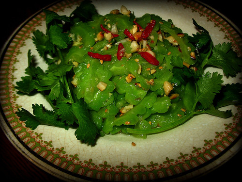 Điều trị suy giảm chức năng tình dục, di tinh, xuất tinh sớm: khổ qua tươi 2 quả, thịt heo nạc 200g, nấm hương ngâm nước 30g, tôm khô 20g, hành hoa, muối, bột bắp, nước tương với mỗi thứ vừa đủ. Khổ qua tươi, thịt heo nạc, nấm hương ngâm nước, tôm khô mỗi thứ lần lượt rửa sạch, khổ qua thái khoanh, từng khoanh móc bỏ ruột, sử dụng sau. Hành hoa, tôm khô băm nhuyễn, cùng trộn vào thịt heo, thêm nước tương, muối và một ít nước, trộn đều bằng lực đồng tâm, cho dính, lại thêm bột bắp trộn vào, làm nhân, lần lượt dồn vào từng khoanh khổ qua. Khổ quả dồn thịt đặt vào khay, cho vào lò hấp chín trong 20 phút thì dùng. Xem thêm: Dứa: ngon, rẻ, giàu vitamin C, chất xơ...tốt cho bé và cả ông bà Điều trị suy giảm chức năng tình dục, di tinh, xuất tinh sớm: khổ qua tươi 2 quả, thịt heo nạc 200g, nấm hương ngâm nước 30g, tôm khô 20g, hành hoa, muối, bột bắp, nước tương với mỗi thứ vừa đủ. Khổ qua tươi, thịt heo nạc, nấm hương ngâm nước, tôm khô mỗi thứ lần lượt rửa sạch, khổ qua thái khoanh, từng khoanh móc bỏ ruột, sử dụng sau. Hành hoa, tôm khô băm nhuyễn, cùng trộn vào thịt heo, thêm nước tương, muối và một ít nước, trộn đều bằng lực đồng tâm, cho dính, lại thêm bột bắp trộn vào, làm nhân, lần lượt dồn vào từng khoanh khổ qua. Khổ quả dồn thịt đặt vào khay, cho vào lò hấp chín trong 20 phút thì dùng. Xem thêm: Dứa: ngon, rẻ, giàu vitamin C, chất xơ...tốt cho bé và cả ông bà