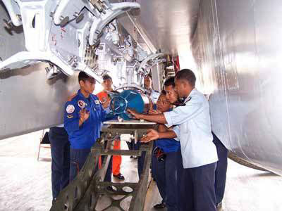 Với công nghệ Bulgaria chuyển giao, Indonesia tự sản xuất bom cho Su-27/30 và sau là cả những chiếc F-5/F-16. Với công nghệ Bulgaria chuyển giao, Indonesia tự sản xuất bom cho Su-27/30 và sau là cả những chiếc F-5/F-16.