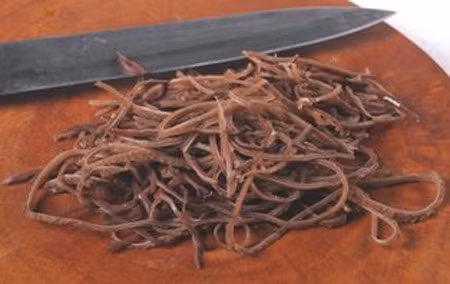 Mộc nhĩ 30g, Dạ dày lợn 1 cái. Mộc nhĩ ngâm nước ấm, rửa sạch; Dạ dày lợn làm sạch; hai thứ đem nấu chín, chế thêm gia vị, ăn trong ngày, dùng liên tục 3 - 5 ngày. Công dụng: Trị chứng đi tiểu nhiều lần. Xem thêm: Điểm danh các loại củ quả ăn nhiều dễ nhiễm độc