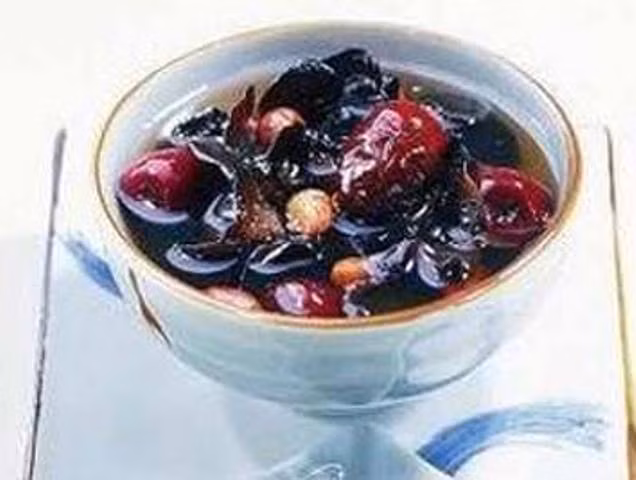 Mộc nhĩ 15g, Hồng táo 30 quả. Hai thứ đem hầm nhừ, ăn trong ngày. Công dụng: Dưỡng huyết điều kinh, dùng cho người bị thiếu máu, phụ nữ bị băng lậu và khí hư. Xem thêm: Điểm danh các loại củ quả ăn nhiều dễ nhiễm độc