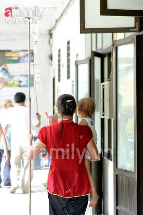 Không lúc nào rời bình thuốc. Xem thêm: 13 lời khuyên để bạn có giấc ngủ sâu