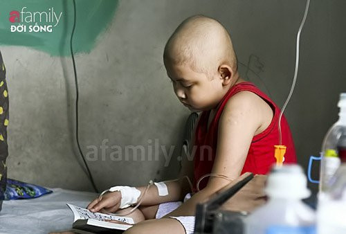 Bé Nguyễn Thành Đức say sưa bên cuốn truyện Doremon. Xem thêm: 13 lời khuyên để bạn có giấc ngủ sâu