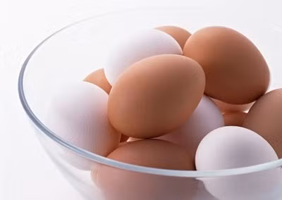 Trứng, thịt xông khói, đậu phộng: Đây cũng là những thực phẩm lành mạnh mà bạn có thể cho trẻ ăn trong bữa sáng vì chúng cũng chứa nhiều protein cần thiết cho sự phát triển của trẻ. Xem thêm: Ám ảnh những "đầu trọc" bé nhỏ trong viện K Tam Hiệp
