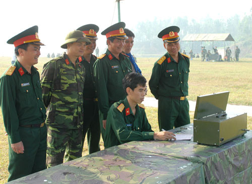 Cán bộ các cập trong trung đoàn kiểm tra kết quả huấn luyện trên máy ngày tại thực địa