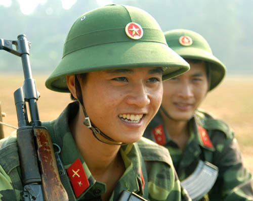 Chiến sĩ trẻ Tiểu đoàn 8 trên bãi tập