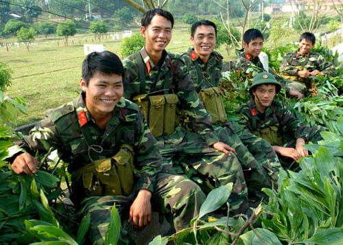 Phút thư giãn sau giờ huấn luyện các chiến sĩ Tiểu đoàn 9