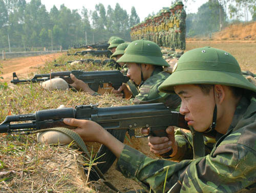 Chiến sĩ mới Tiểu đoàn 8 thực hiện ngắm bắn súng tiểu liên AK