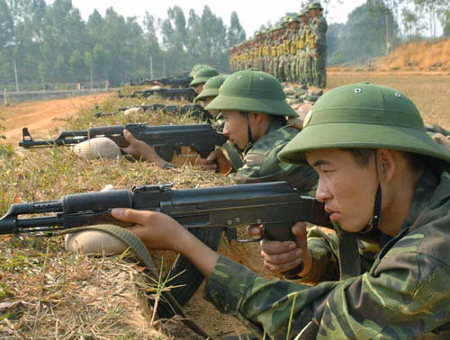 Chiến sĩ mới Tiểu đoàn 8 thực hiện ngắm bắn súng tiểu liên AK