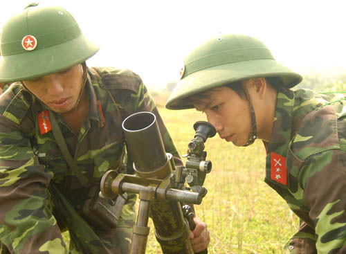 Hỏa lực cối 60mm đi cùng bộ binh hiệu chỉnh kính ngắm